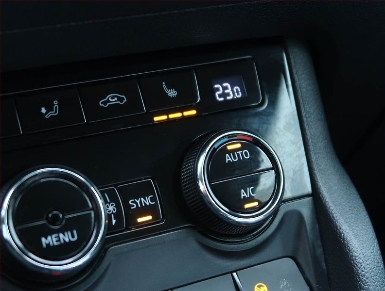 Škoda Karoq (2019) Style 1.6 TDI, Navi, Tempomat - fotka 19 z 22