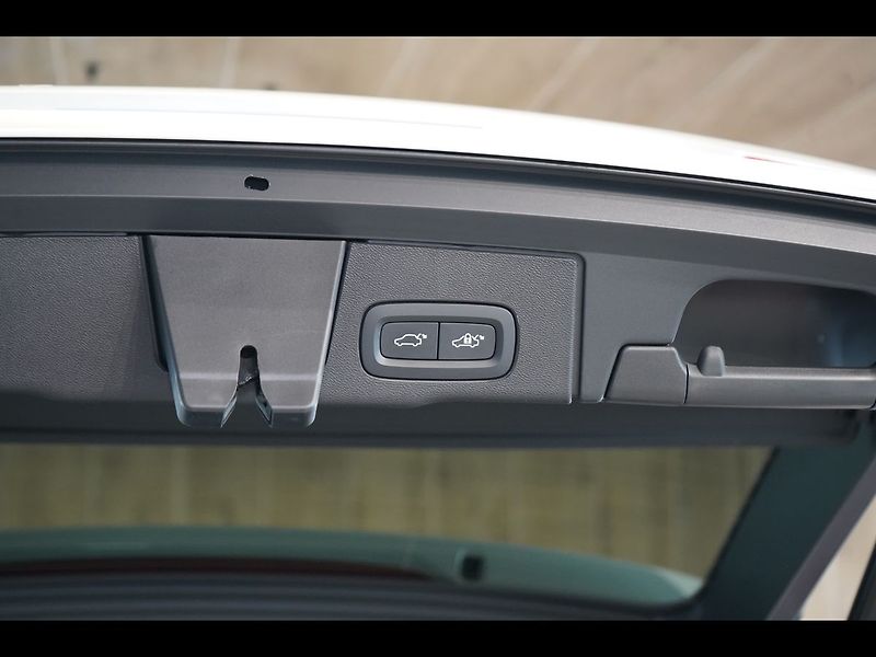 Volvo XC60 T8 PLUS Dark, Ventilace, 360° - fotka 15 z 48