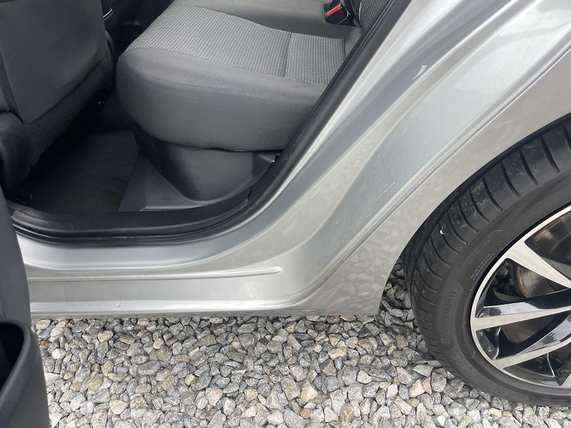 Toyota Auris 1.8i 16v HYBRID AUT SERVIS TOP - fotka 102 z 172
