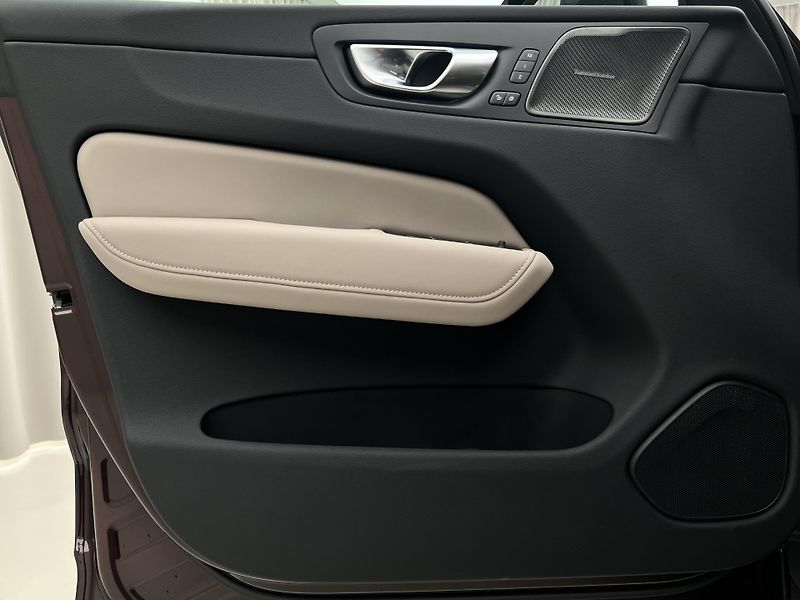 Volvo XC60 B5 AWD DARK PLUS RECHARGE CZ - fotka 7 z 44