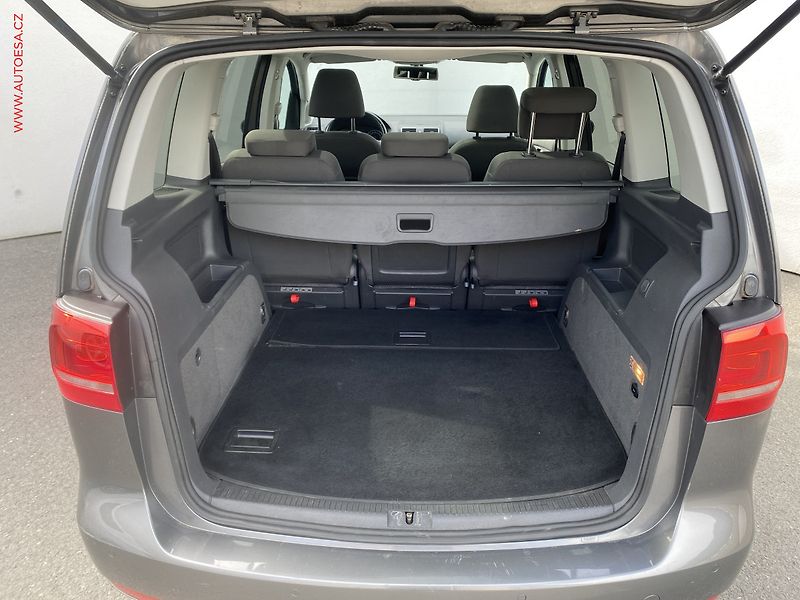 Volkswagen Touran (2011) 1.6 TDi, DSG, panor, navi - fotka 7 z 16