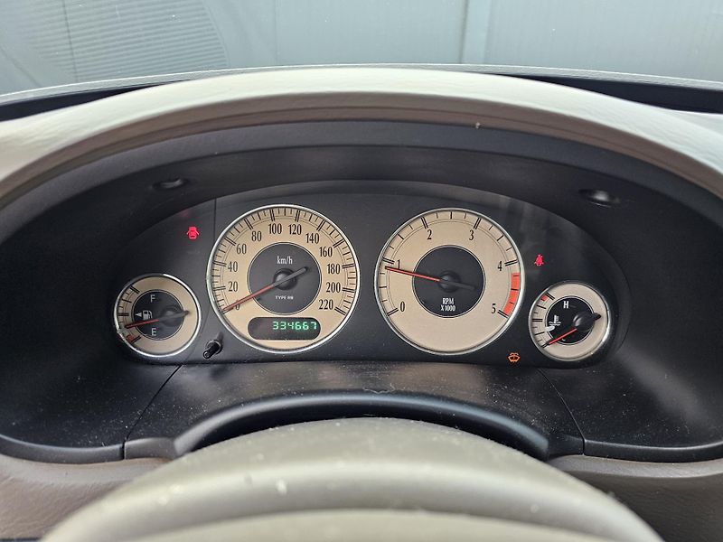 Chrysler Voyager 2.5 105kW 7 MÍST,TEMPOMAT - fotka 16 z 32