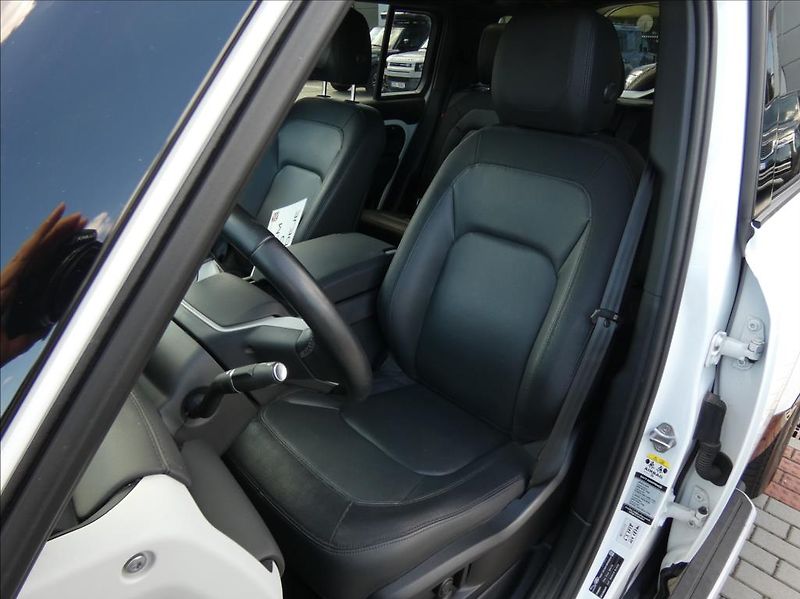 Land Rover Defender 3,0 110 D200 X-Dynamic SE,1maj - fotka 13 z 38