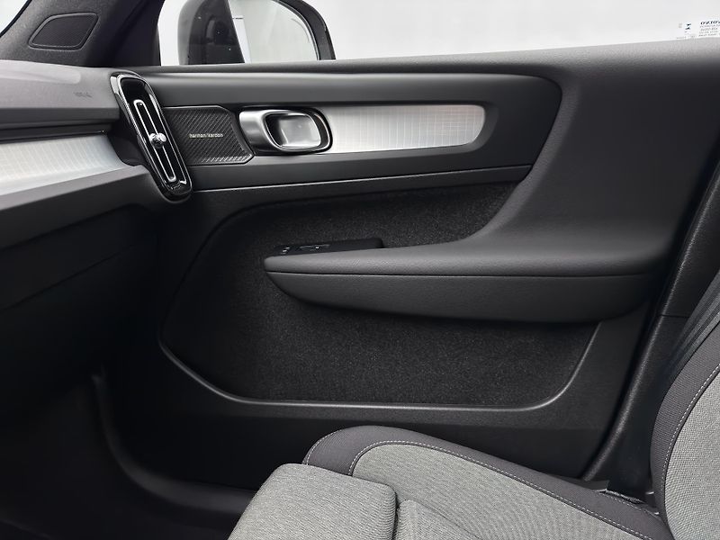 Volvo XC40 B4 DARK PLUS CZ 1.maj - fotka 30 z 47