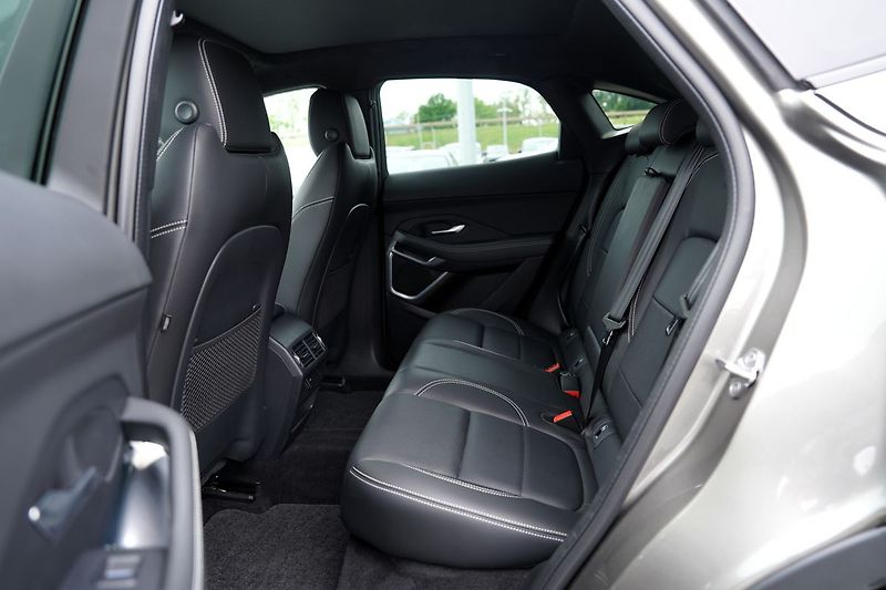 Jaguar E-Pace D200 4WD R-Dynamic/Aut/LED/fac - fotka 34 z 48