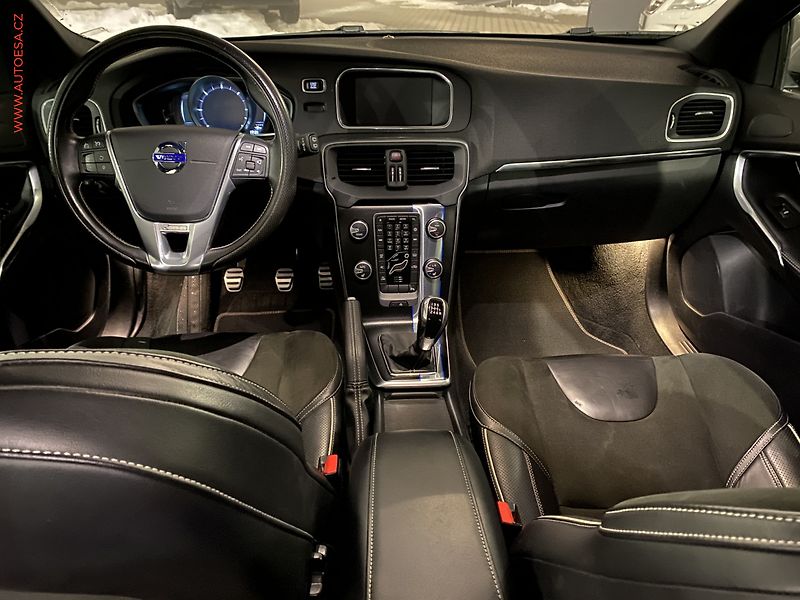Volvo V40 (2015) 2.0 D2, 1.maj, R-design, navi - fotka 8 z 18