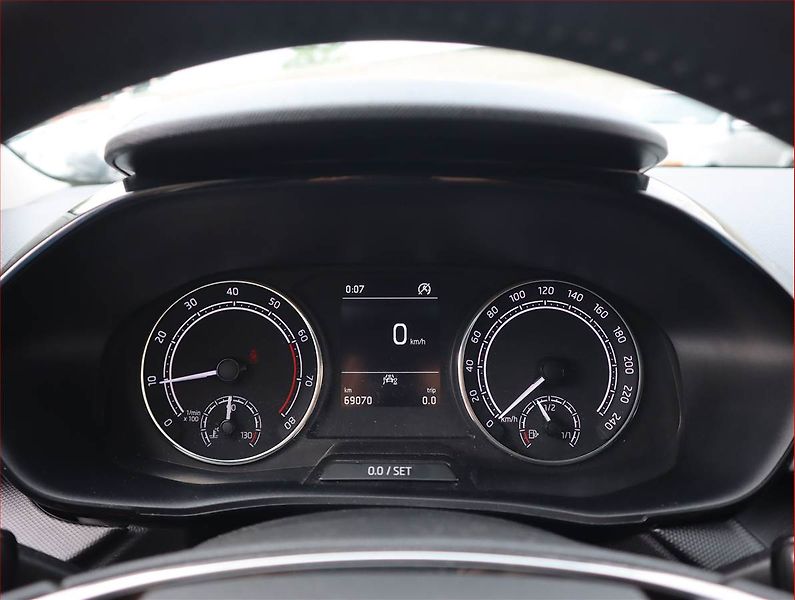 Škoda Fabia (2023) 1.0 TSI, Tempomat - fotka 11 z 17