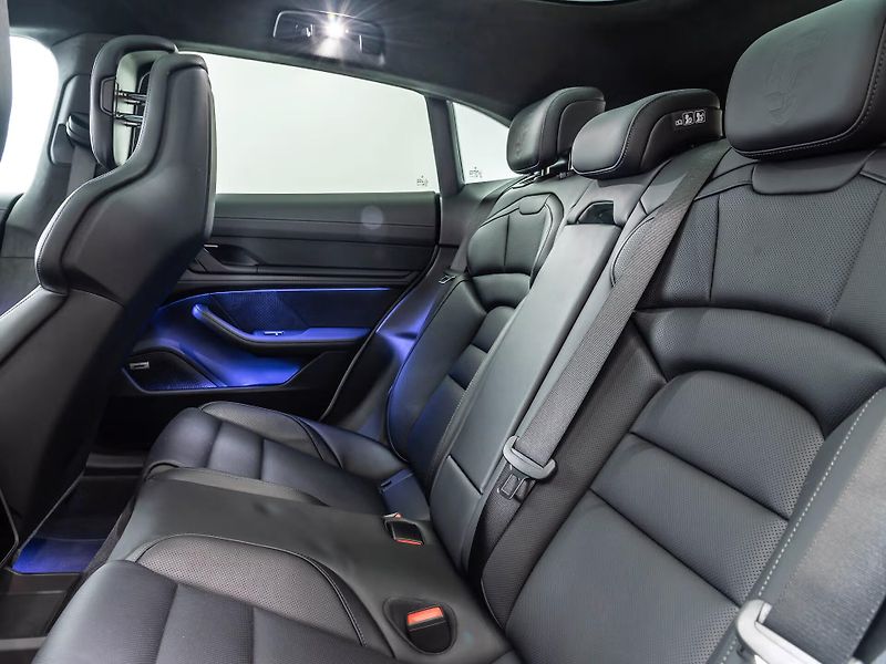 Porsche Taycan GTS Sport Turismo HuD Inno Ven - fotka 17 z 20