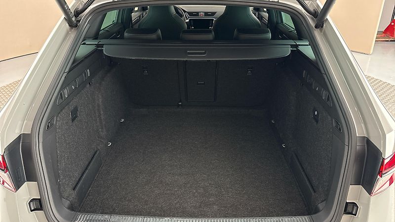Škoda Superb 2.0 TDI DSG Sportline Combi - fotka 17 z 32