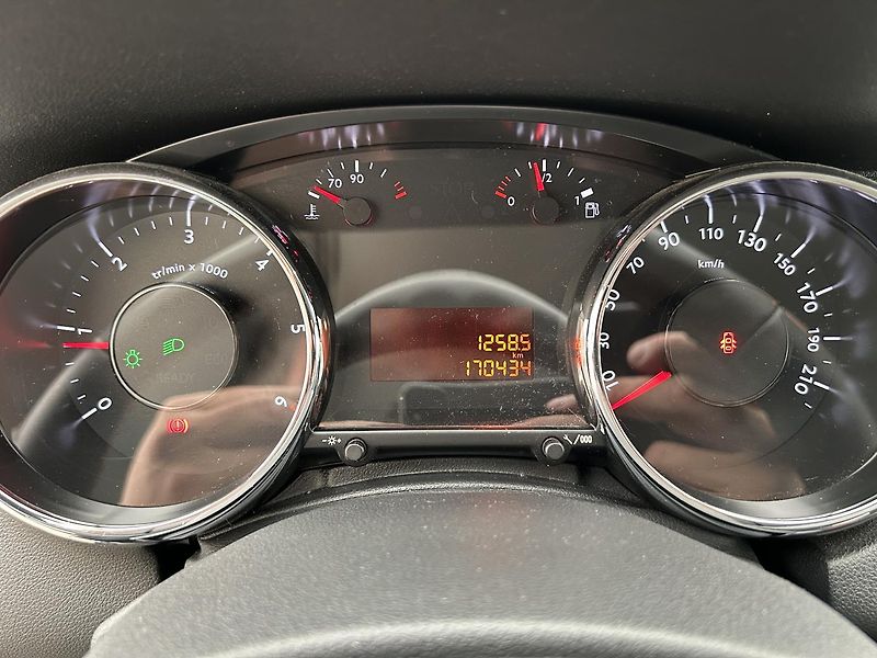 Peugeot 5008 1.6 HDI Allure - fotka 8 z 21