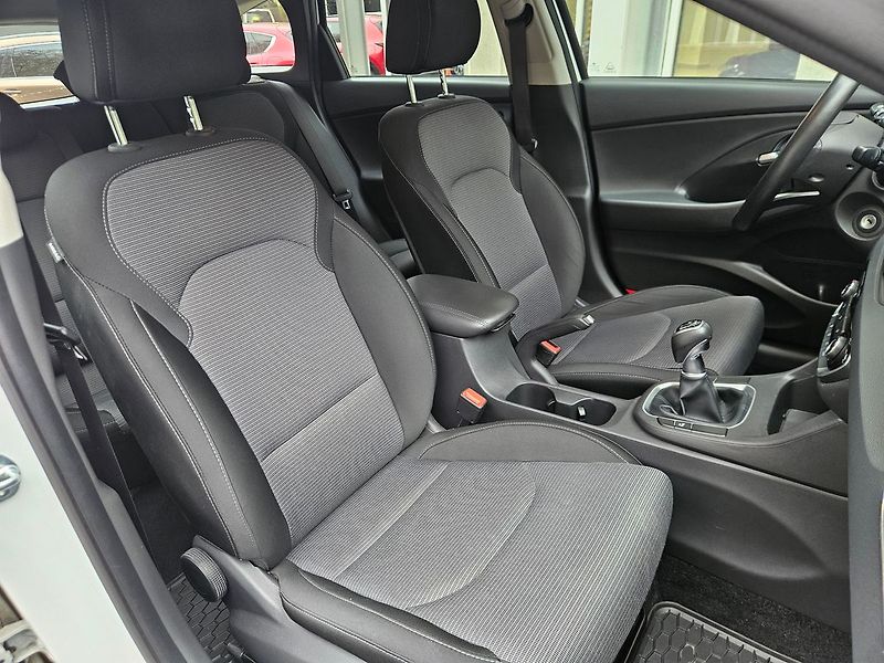 Hyundai i30 1,5i, Comfort 16, 1.majitel - fotka 26 z 32