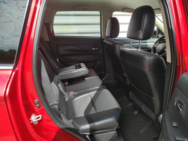 Mitsubishi Outlander 2.2D 110kW 6 st. MAN 4X4 7Míst - fotka 14 z 44
