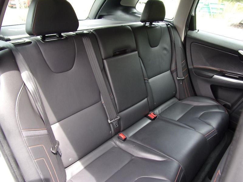 Volvo XC60 (2016) 2.0 D4 140kW OCEAN RACE KRÁSNÉ - fotka 22 z 27