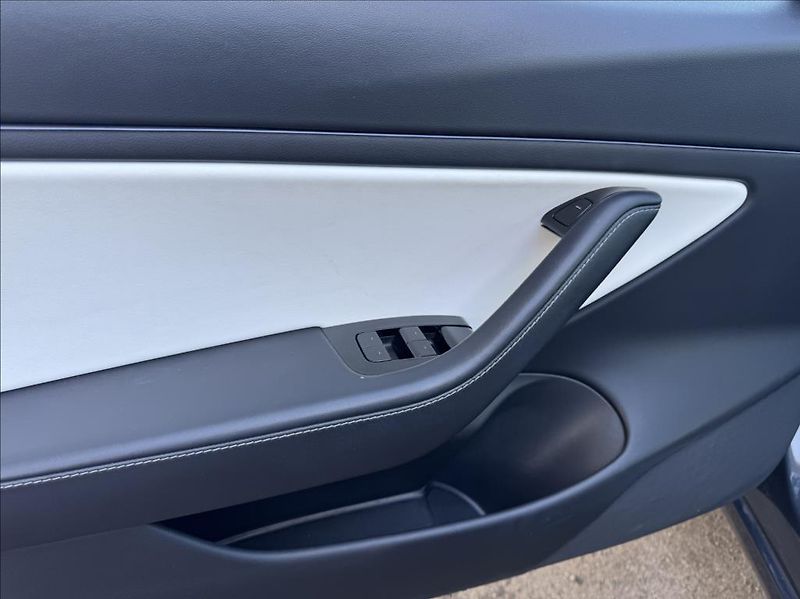 Tesla Model 3 - fotka 13 z 17