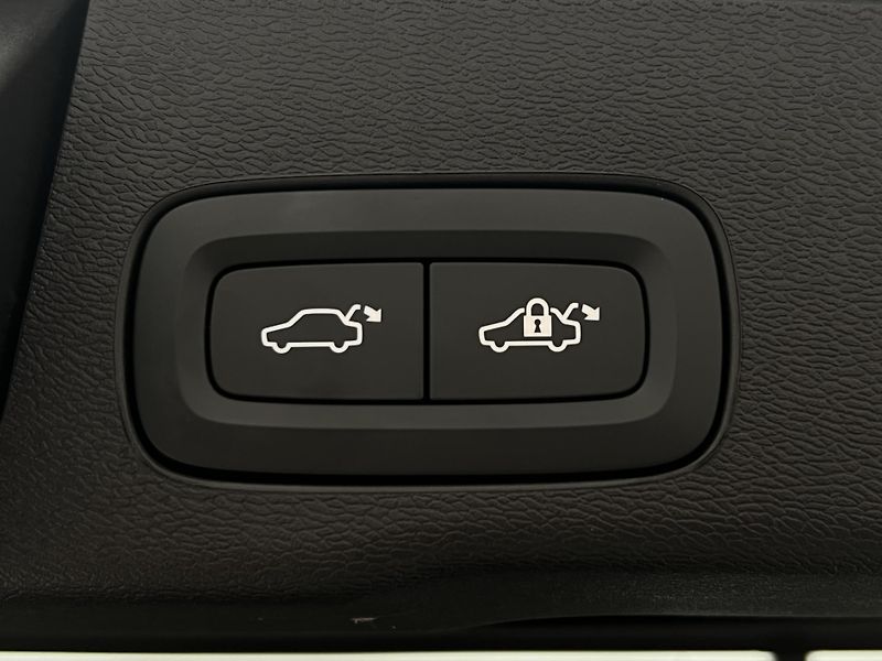 Volvo XC60 B5 AWD PLUS DARK AUT 1.maj. - fotka 41 z 43