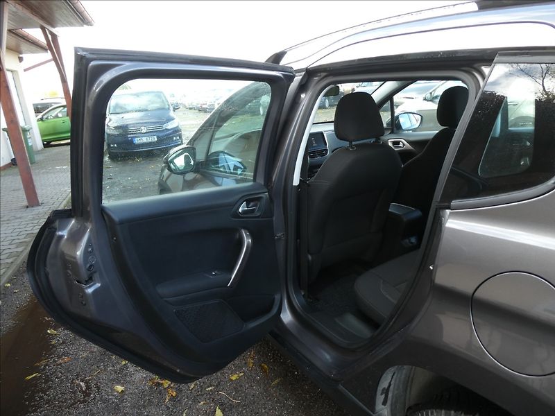 Peugeot 2008 1,2 PureTech 60kW - fotka 22 z 38