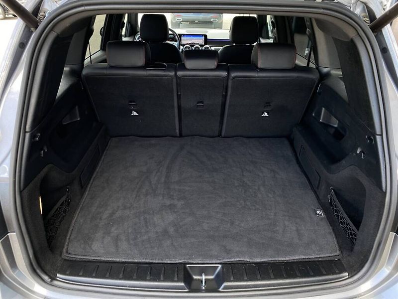 Mercedes-Benz GLB (2023) 250 4MATIC - fotka 27 z 29