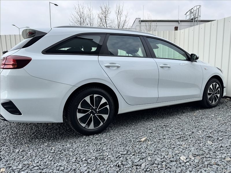 Kia Ceed 1,5 T-GDi Spin DPH 1.maj ČR - fotka 17 z 50