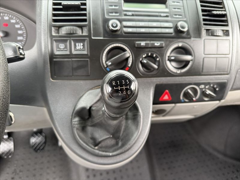 Volkswagen Transporter 2,5   TDI LONG 9 MÍST TAŽNÉ - fotka 11 z 21