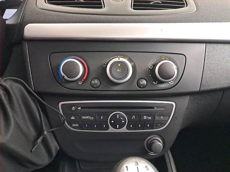 Renault Fluence (2010) 1.6 16V, po STK, servisované - fotka 15 z 22