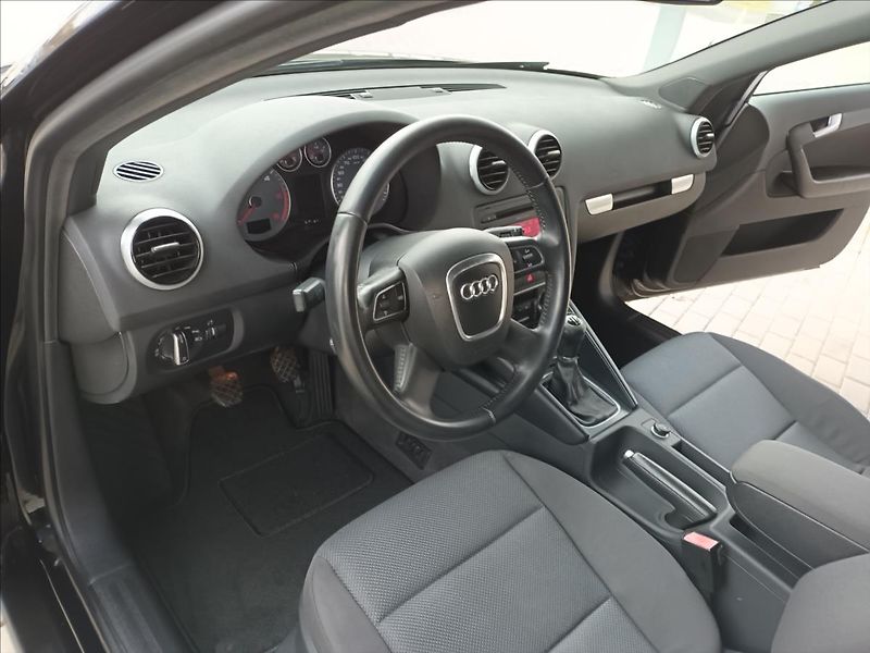 Audi A3 1,6 TDI,XENON,VÝHŘEV,  Sportba - fotka 16 z 33