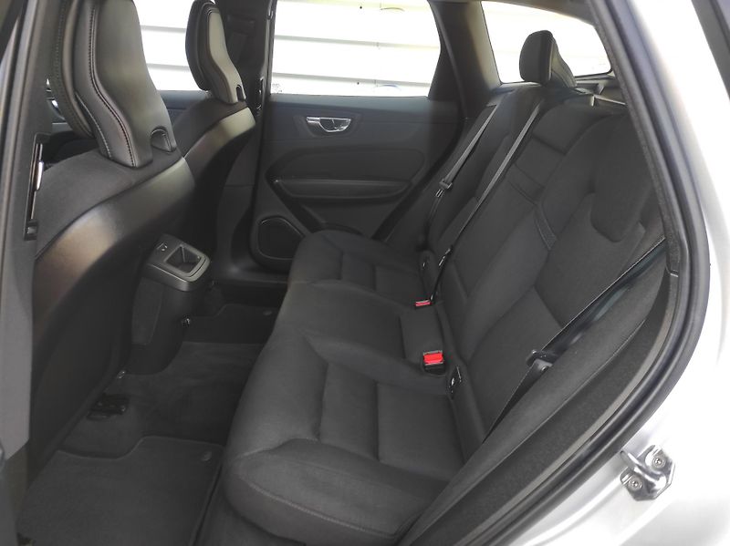 Volvo XC60 2,0 D3 Drive-E, Momentum Pro - fotka 13 z 41