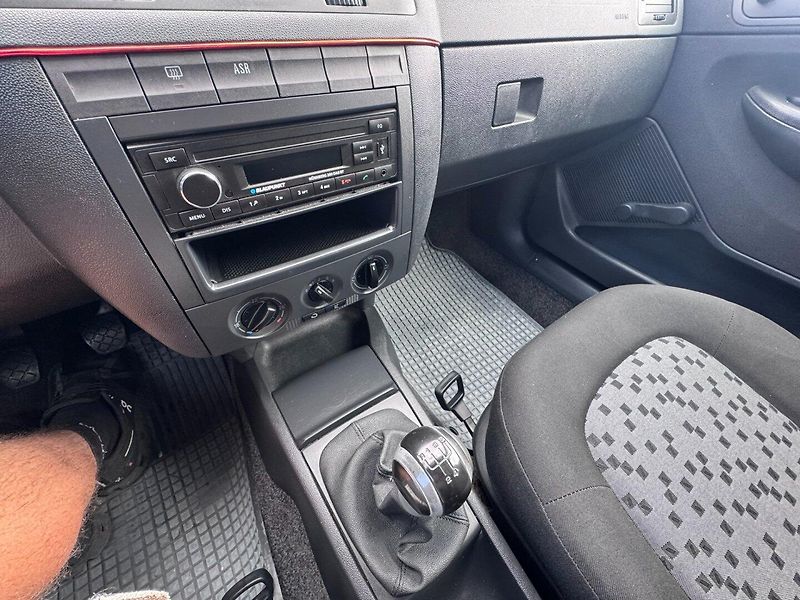 Škoda Fabia (2006) 1,4i 55 KW KILOMETRY TAŽNÉ - fotka 23 z 38