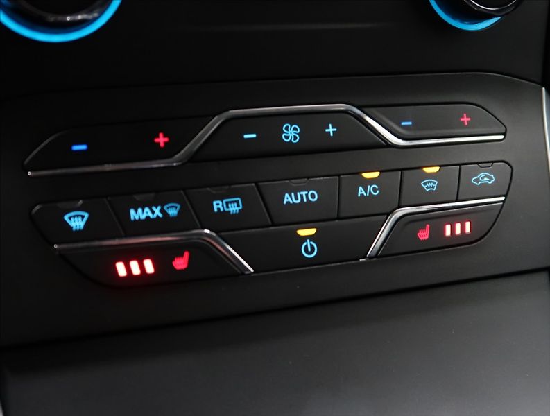 Ford S-MAX 2,0 EcoBlue NAVI KAMERA VÝHŘEV - fotka 31 z 46