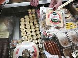 Tvarůžky si člověk z motorestu může i odvézt. A to v takřka jakékoliv formě. Stačí jen navštívit sousední krámek.
