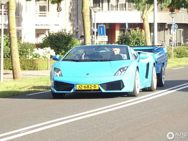 Lamborghini Gallardo Spyder vybavené přípojným vozíkem.