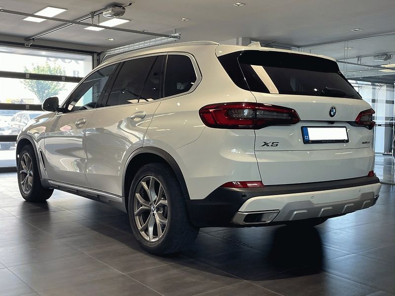 BMW X5 (2019) xDrive 40i AT 340k - fotka 3 z 28