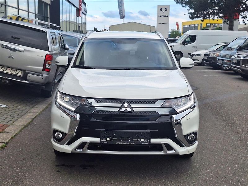 Mitsubishi Outlander 2,4 PHEV  Inform 4WD DPH - fotka 2 z 16