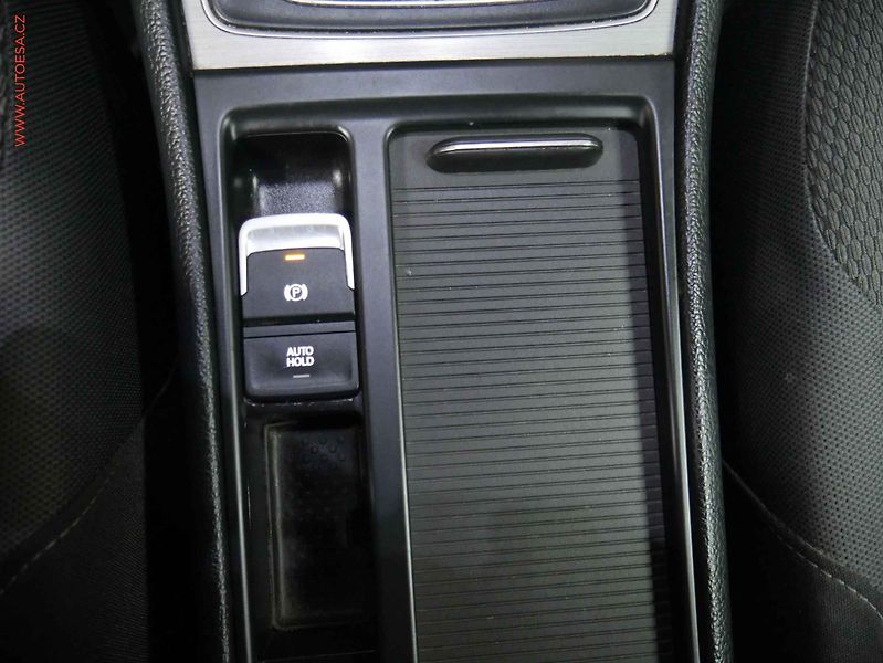 Volkswagen Golf (2015) 1.6TDi, Navi, panor - fotka 19 z 19