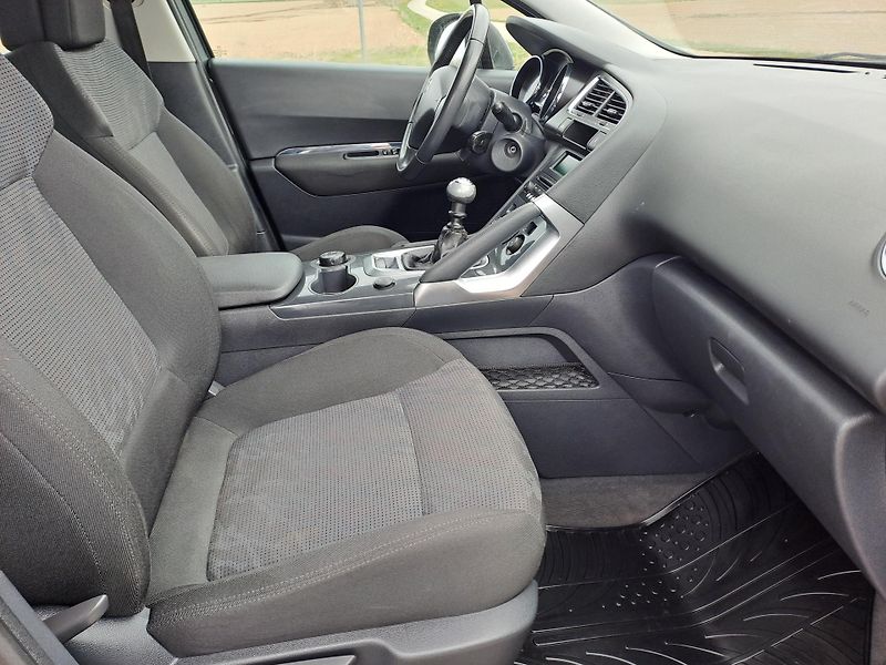 Peugeot 3008 (2010) 1.6 HDi - fotka 13 z 28