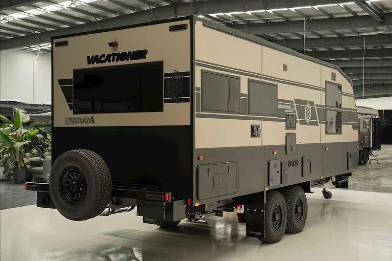 Karavan Vacationer Caravans Enduro X kombinuje luxus, prostor pro rodiny i schopnost zvládnout náročný terén.