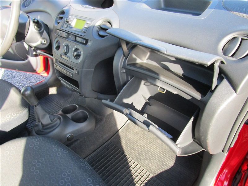 Toyota Yaris 1.0VVT-i Terra KLIMA - fotka 16 z 35