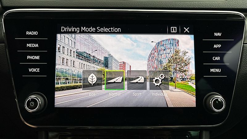 Škoda Superb 1.5 TSI Sportline Combi - fotka 30 z 30