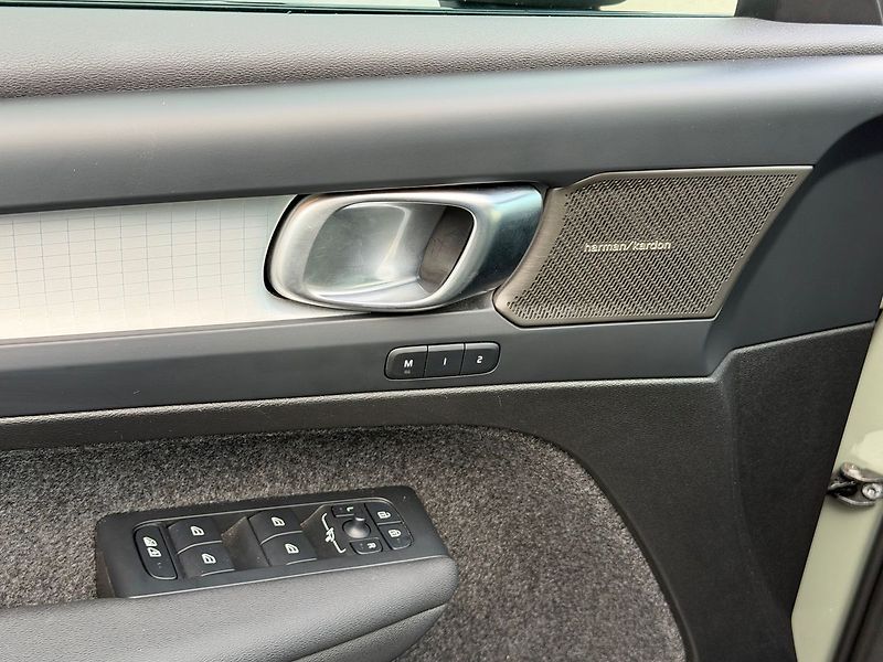 Volvo XC40 PLUS DARK, B3, 360°, PIXEL LED - fotka 9 z 24