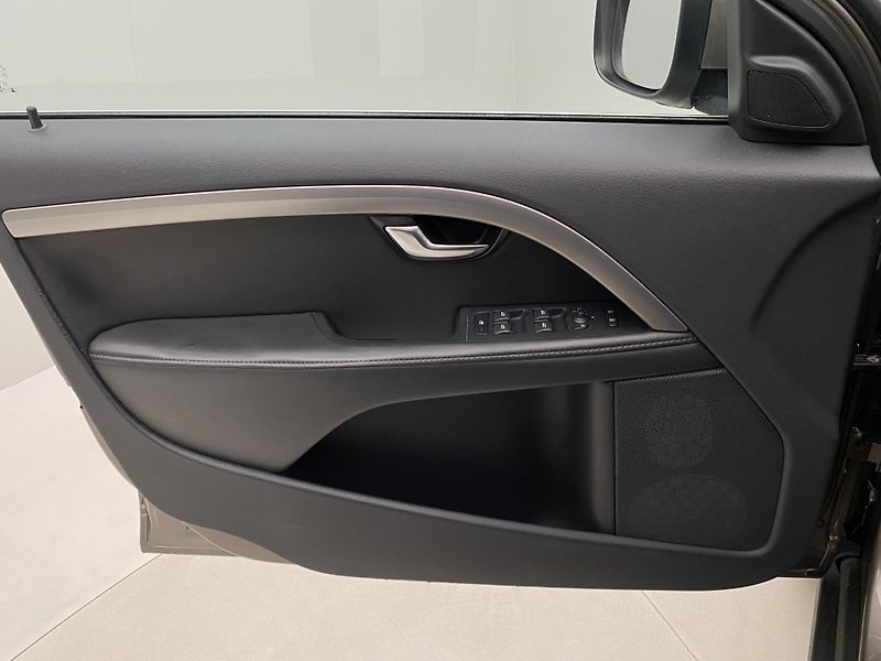 Volvo XC70 D5 AWD SUMMUM REZERVACE - fotka 33 z 49