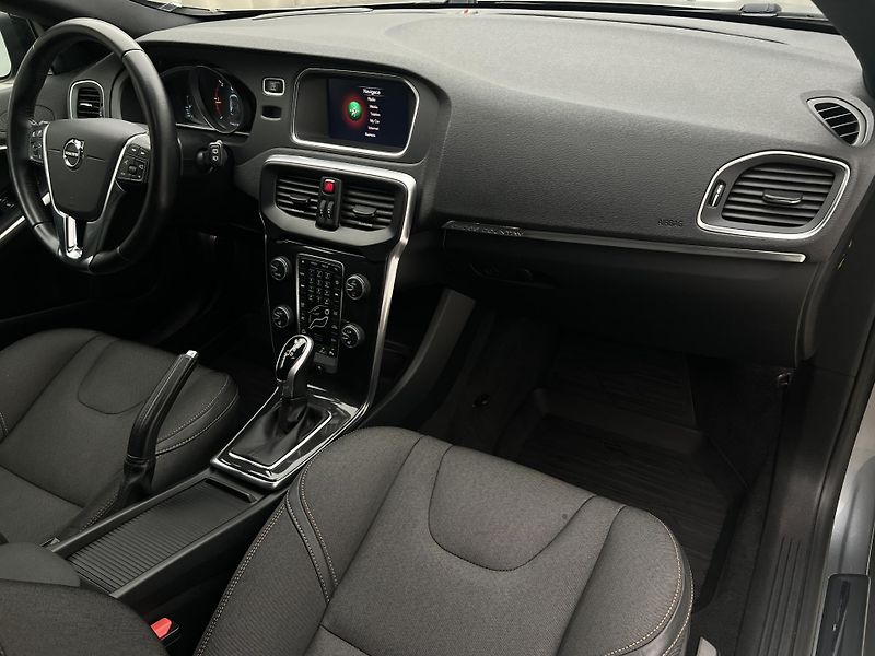 Volvo V40 CC D3 PLUS AUT - fotka 22 z 39