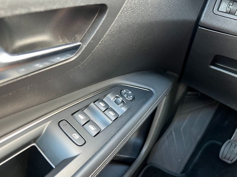 Peugeot 5008 (2019) 1.2PT 96kW ALLURE+ 7-míst - fotka 22 z 38