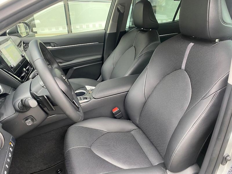 Toyota Camry 2,5 Hybrid  Executive VIP - fotka 18 z 33