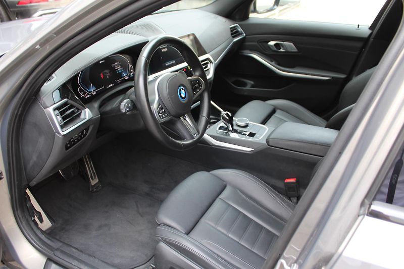 BMW Řada 3 330e xDrive Touring - fotka 10 z 23