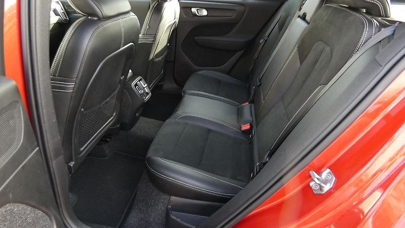 Volvo XC40 B4 AWD R-Design - fotka 18 z 21