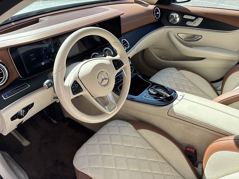 Mercedes-Benz Třídy E 400 4MATIC Avantgarde Designo - fotka 10 z 18