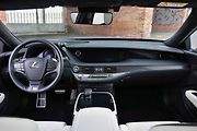 Lexus LS 500.