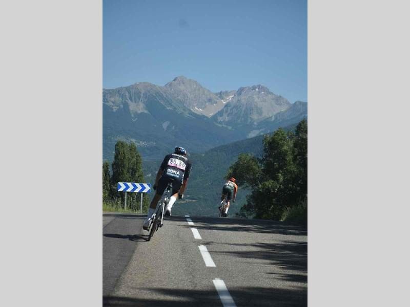 I v letošní Tour de France hrají kromě závodníků velkou roli auta značky Škoda.