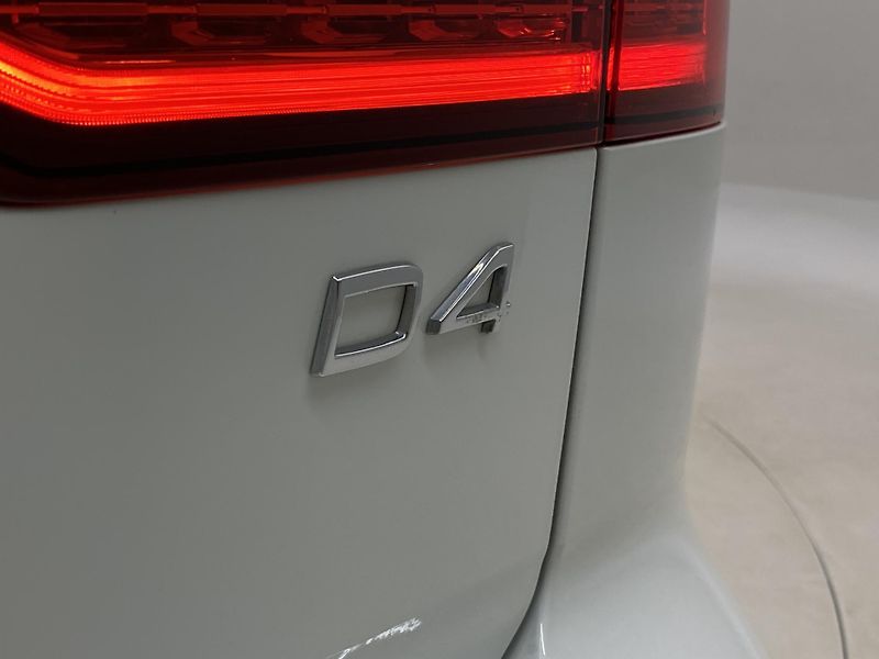 Volvo V60 D4 MOMENTUM AUT - fotka 36 z 47