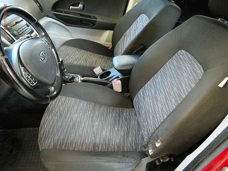 Toyota Auris (2010) 1.6VVTI, ČR, autoAC - fotka 9 z 19