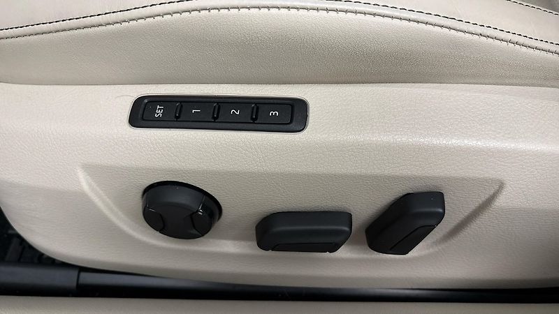 Škoda Superb 1.5 TSI DSG L&K Combi - fotka 21 z 33